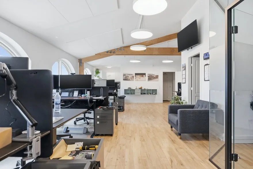 Kabinet - Modern Office with Exposed Beams in Åbyhøj