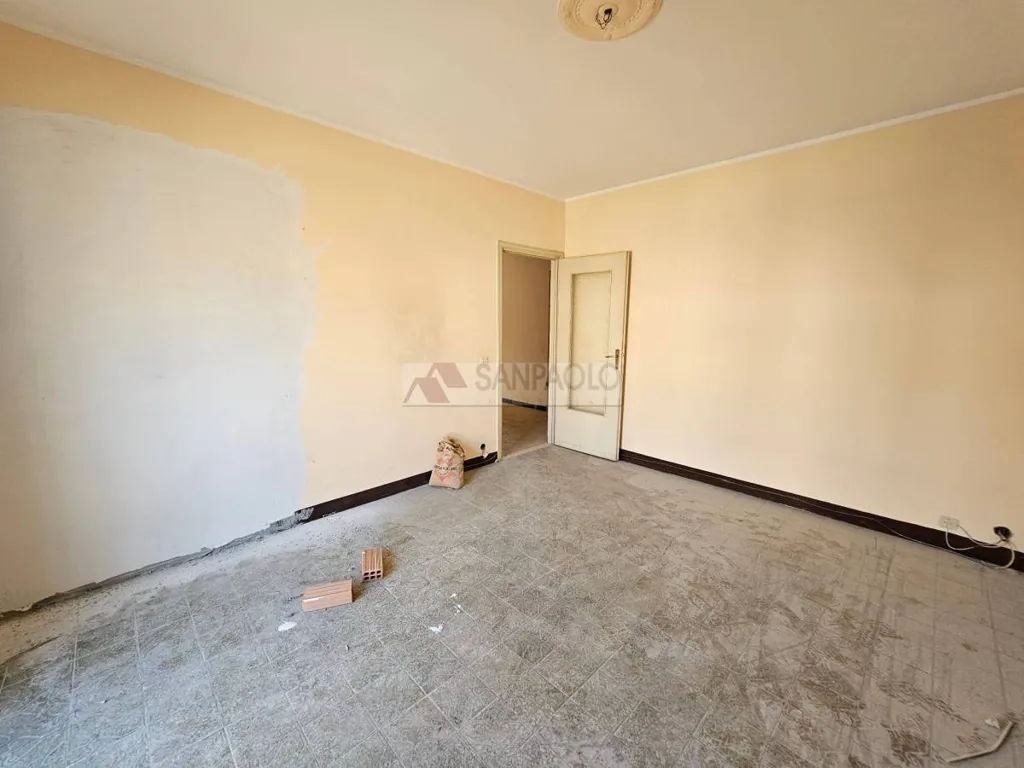 Pièces - Spacious 3-Bedroom Apartment in Alba