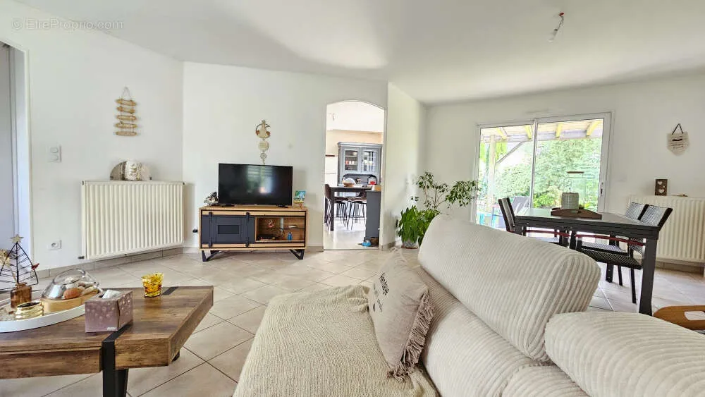 Séjour - Maison de Plain-Pied avec Jardin à Saint-Maxire