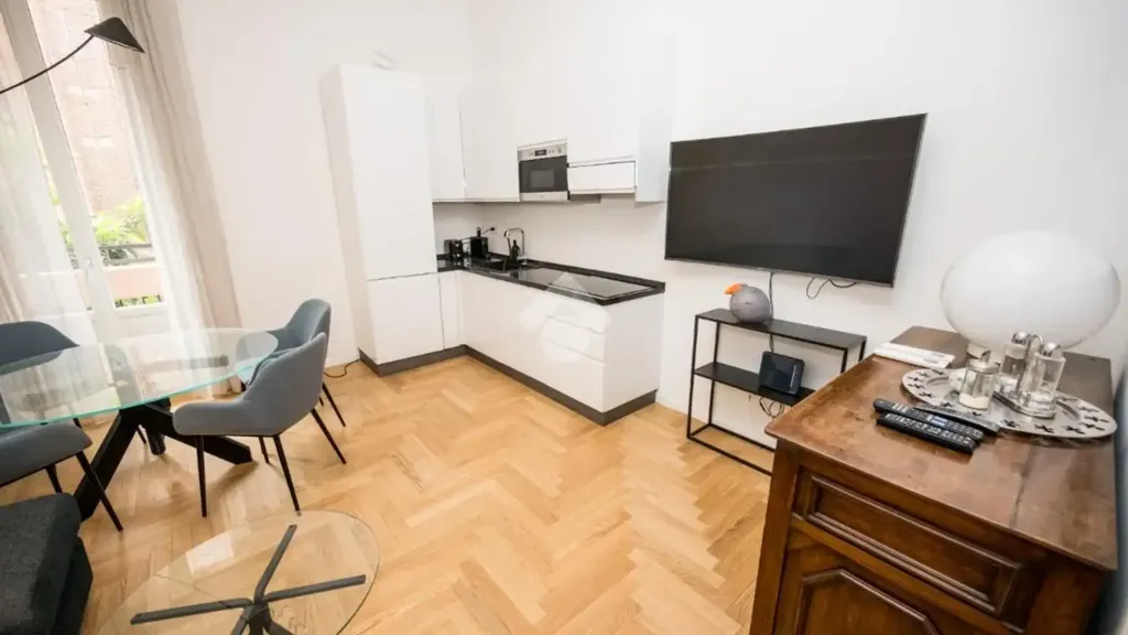 Elutuba - Elegant Trilocale with Balcony in Milan