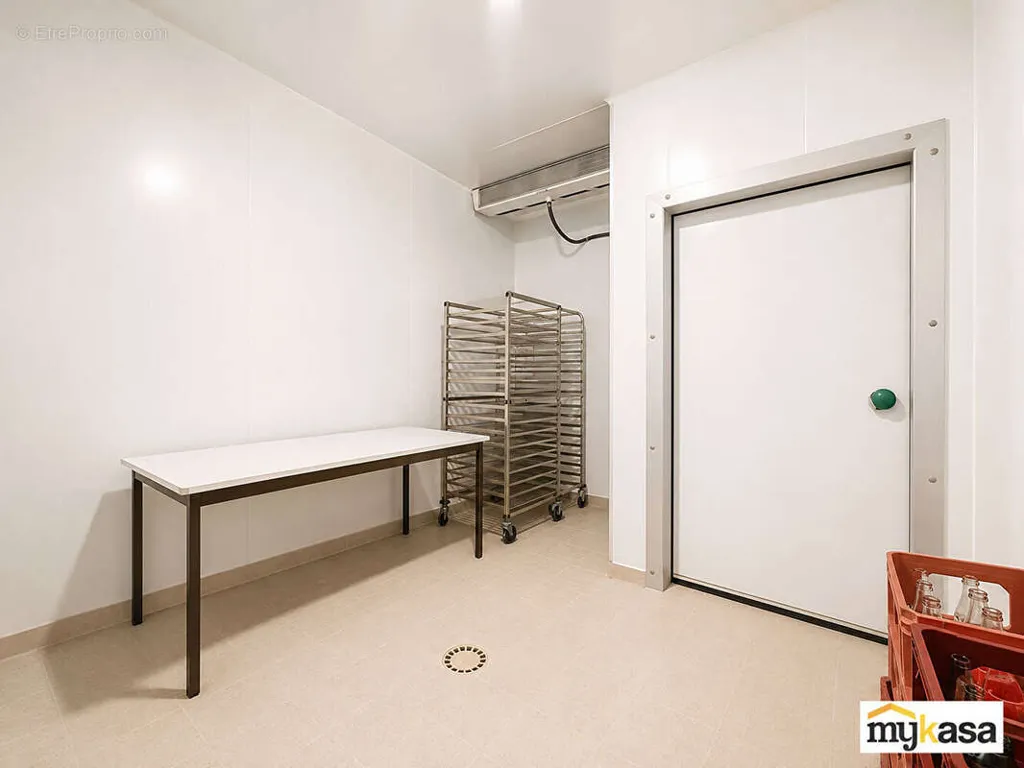 Toad - Mixed-Use Property with Garden in Istres
