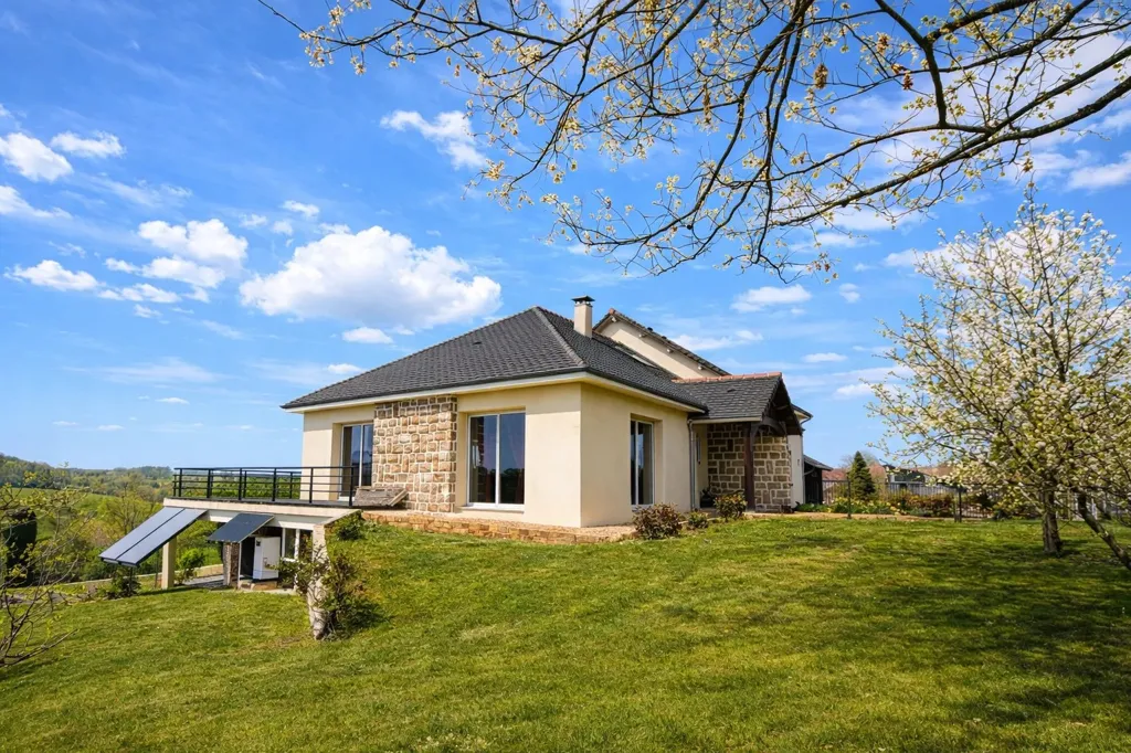 Extérieur - Villa avec Vue Panoramique et Grand Balcon en Creuse
