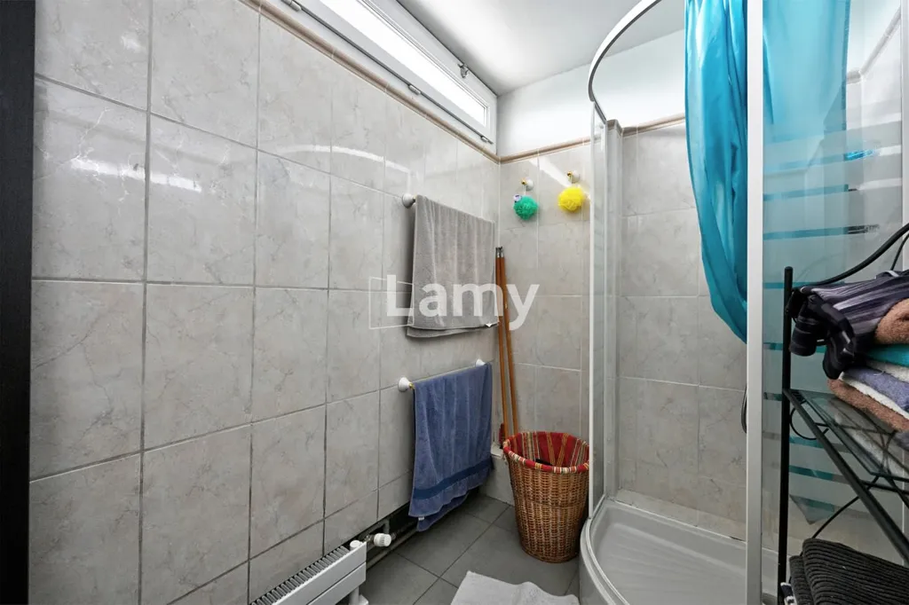 Vannitoad - 3-Bedroom Apartment with Balcony in Central Location