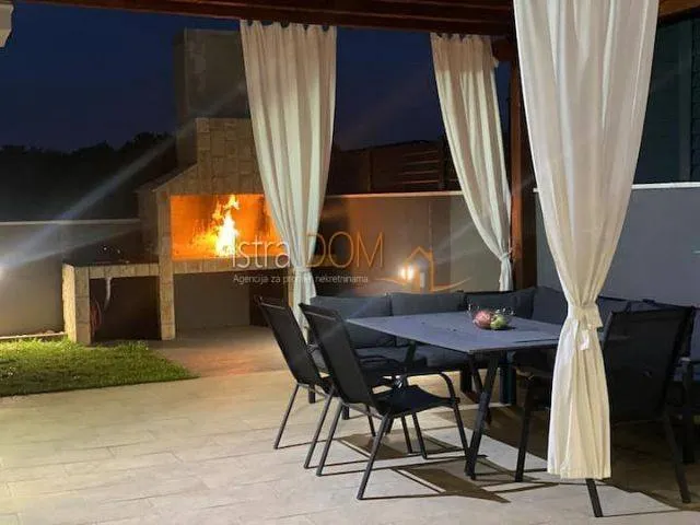 Terrazza - Modern Bungalow with Pool in Ližnjan