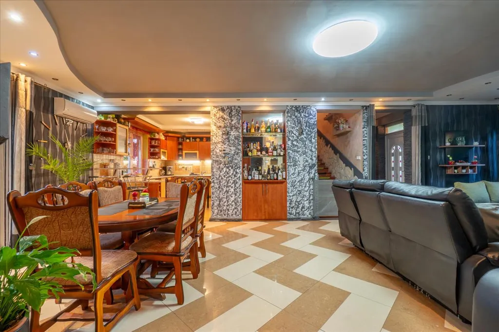 Séjour - Multi-Generational Home with Business Potential in Mályi