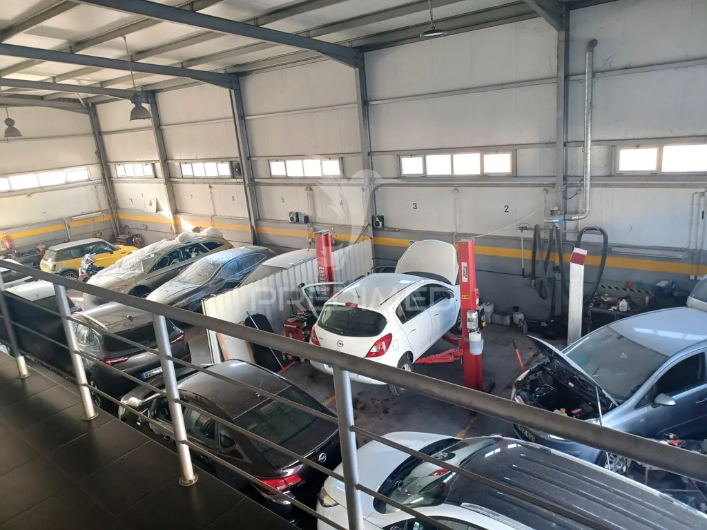 Garage - Equipped Workshop in Campo Maior Industrial Zone