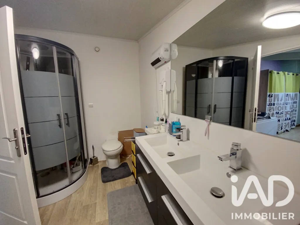 Salles de bain - Maison avec Piscine et Garage à Tergnier