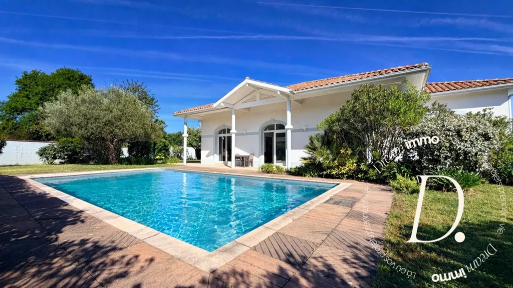 Piscine - Maison avec Piscine et Volumes Spectaculaires à Narrosse