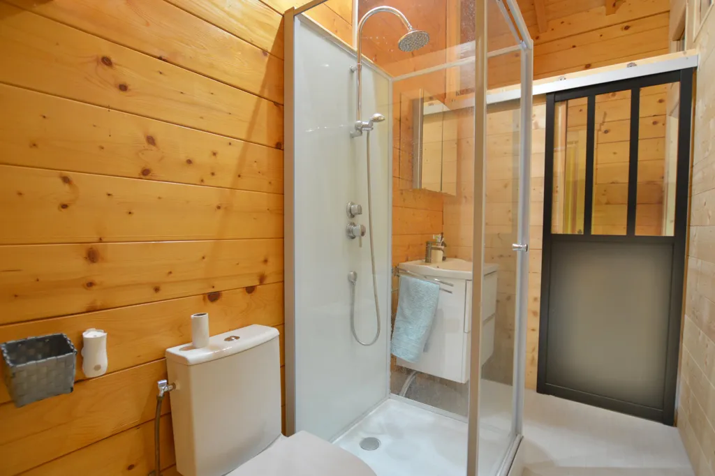 Salles de bain - Chalet en Madrier avec Vue Dominante à Bozel