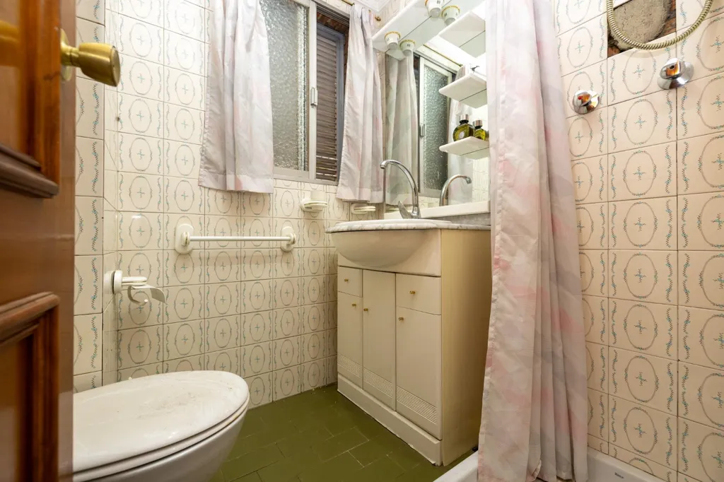 Salles de bain - Apartment for Renovation in Granada Centre