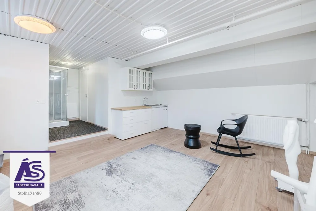 Stanze - Warehouse with Loft Space in Hafnarfjörður