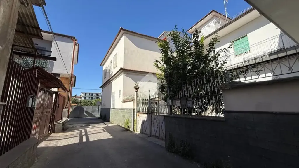 Välivaade - Three-Bedroom Flat with Terrace in Melito di Napoli