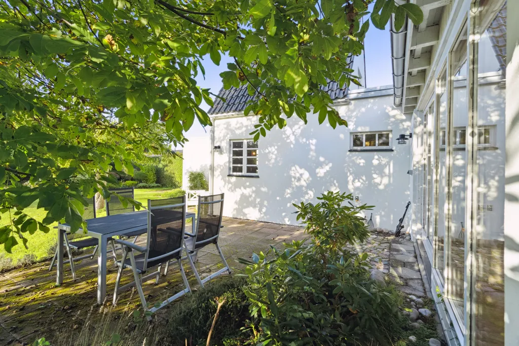 Aed - Renovated Villa with Waterside in Strøby Egede