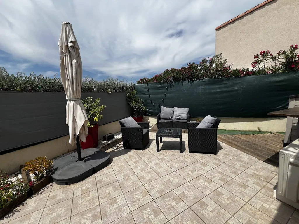 Terrasse - Pavillon avec Piscine et Tennis dans Résidence Sécurisée