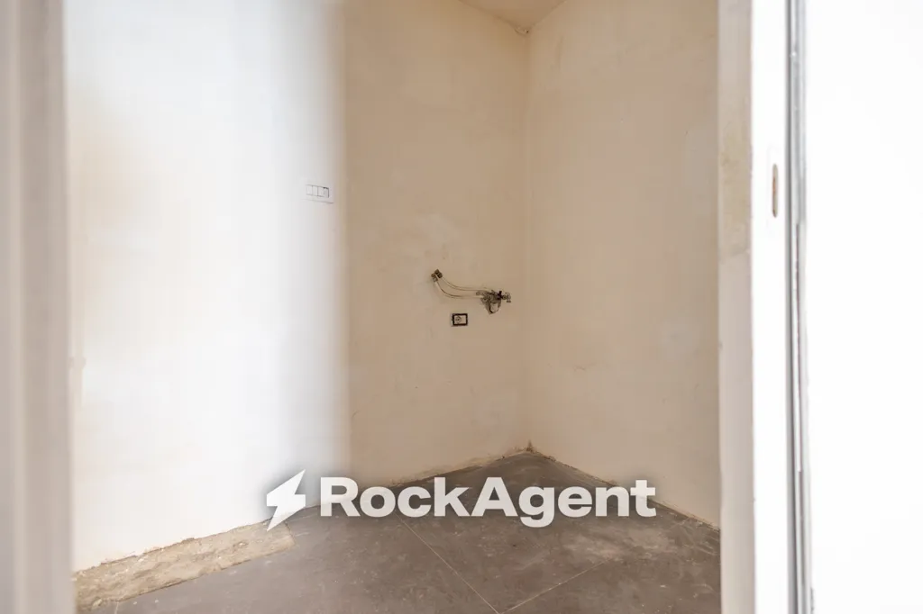 Salles de bain - Commercial Property with High Visibility in San Leonardo