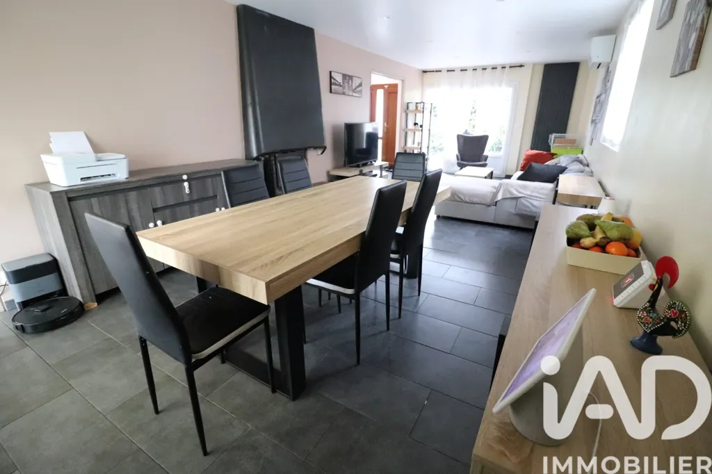 Salle à manger - Pavillon avec vue sur viaduc à Avon