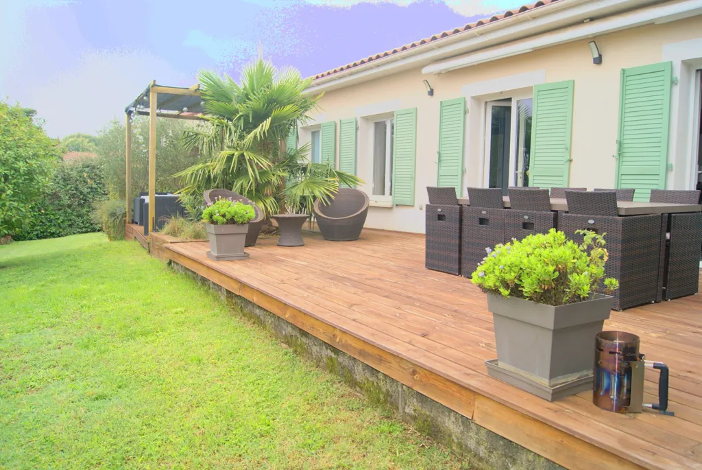 Terrasse - Maison de Plain-Pied avec Piscine à Pierre Louve