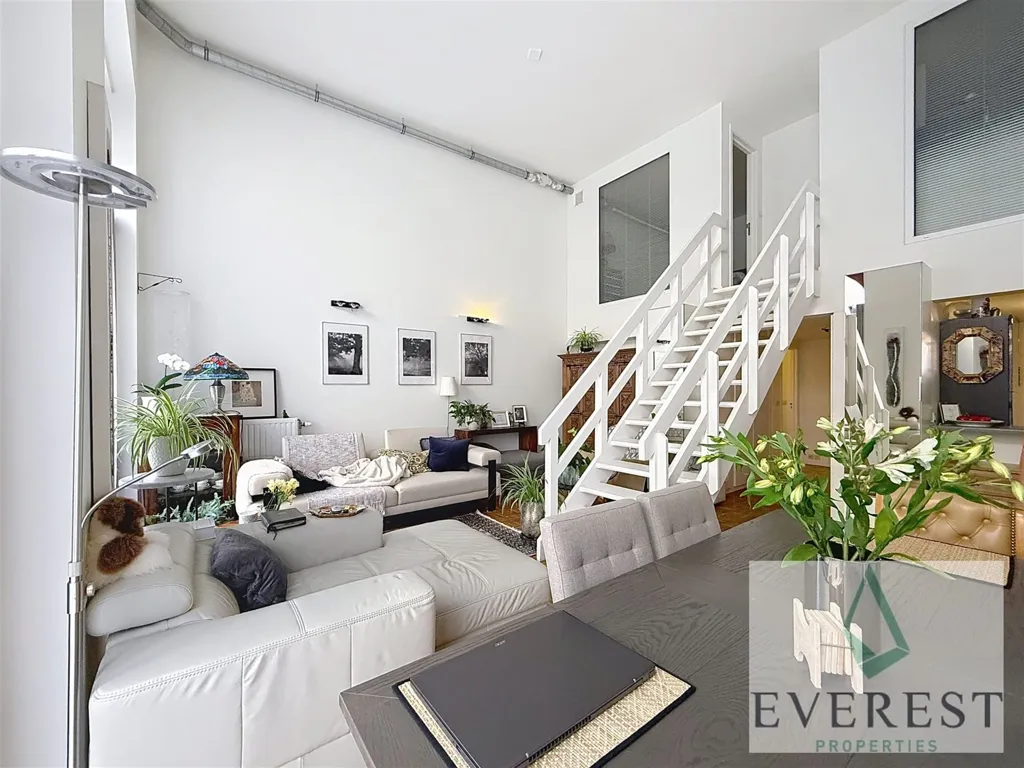 Soggiorno - Duplex with High Ceilings near Squares District