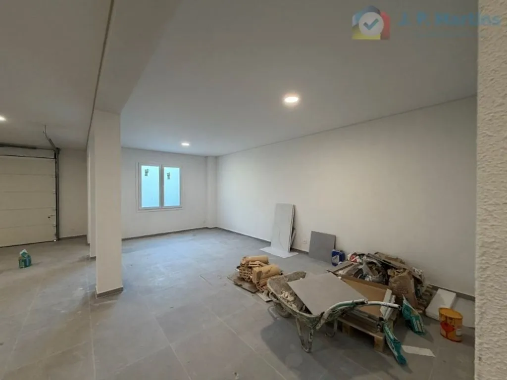 Garage - Luxury Detached House with Pool in Seixal