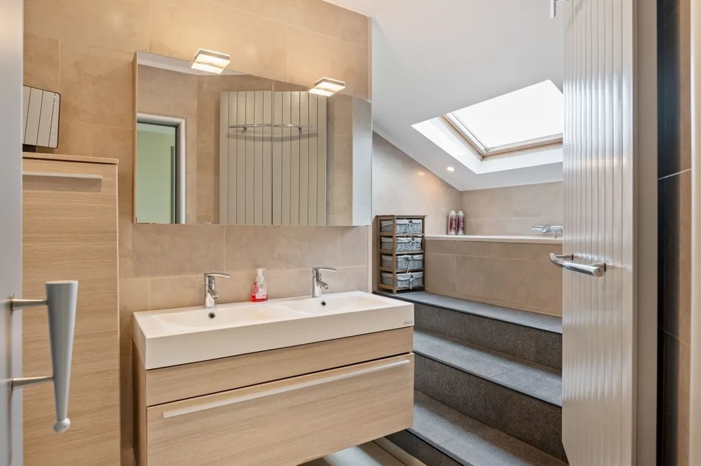 Vannitoad - Versatile Townhouse with Workshop in Mortsel