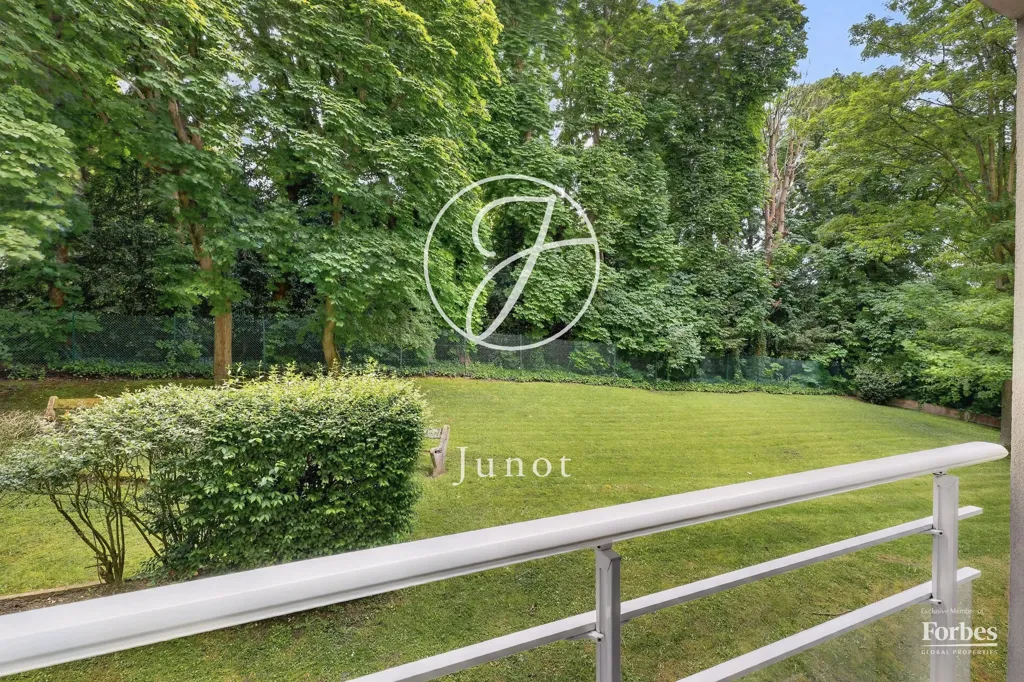 Aed - Bright 2-Bedroom Flat with Garden View in Buzenval