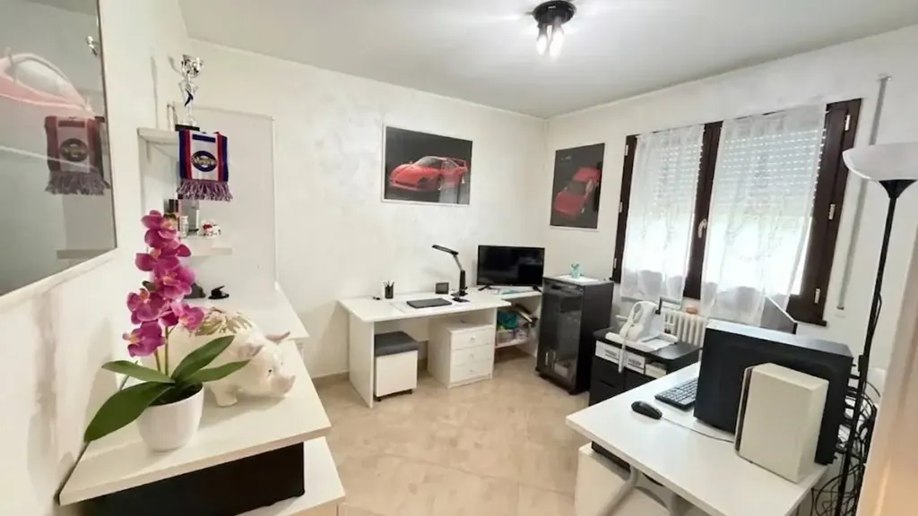 Bureau - Panoramic Apartment with Balcony in Pavullo Nel Frignano