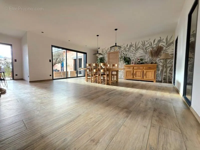 Söögituba - Spacious Bungalow with Garden in Salvizinet