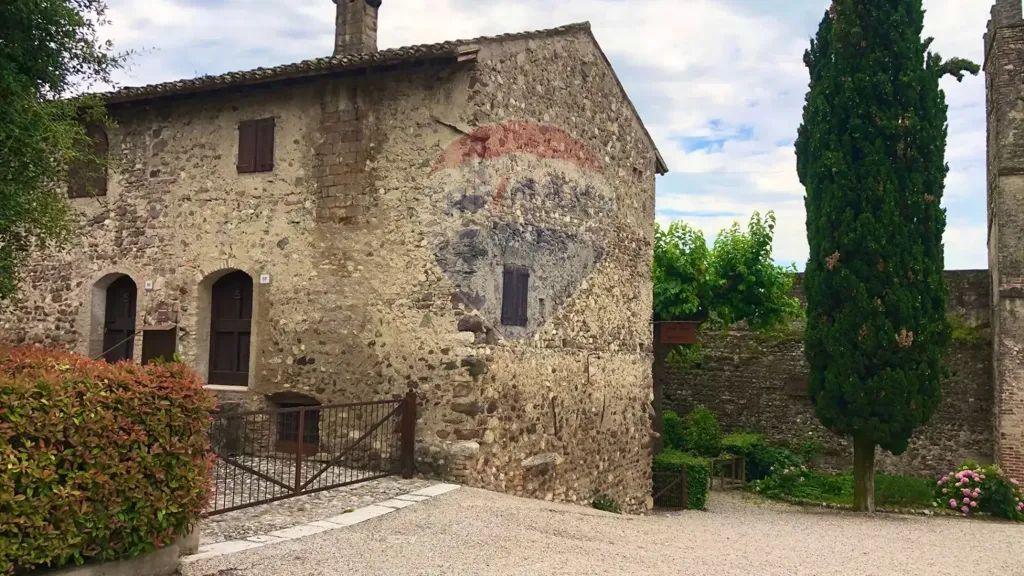 Extérieur - Medieval Rustico with Income Potential in Monzambano
