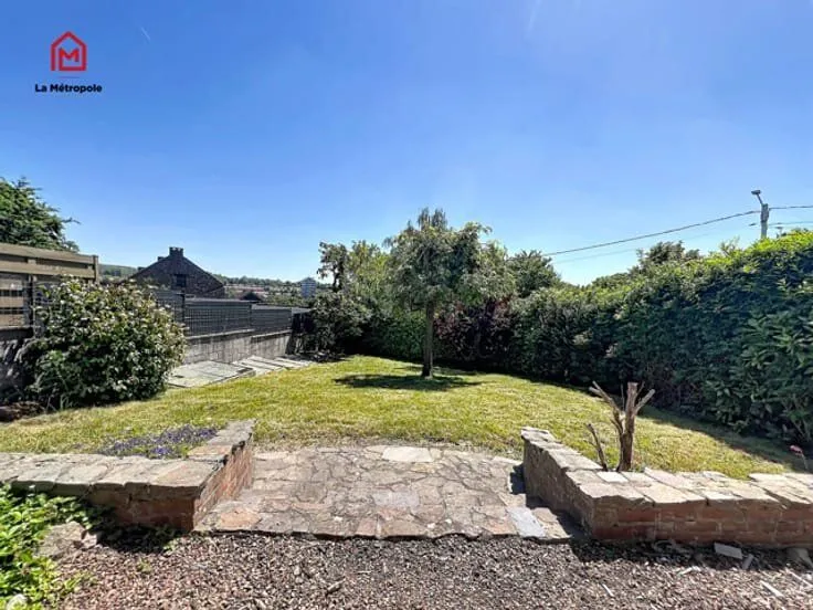 Aed - Three-Faced House with Garden and Garage