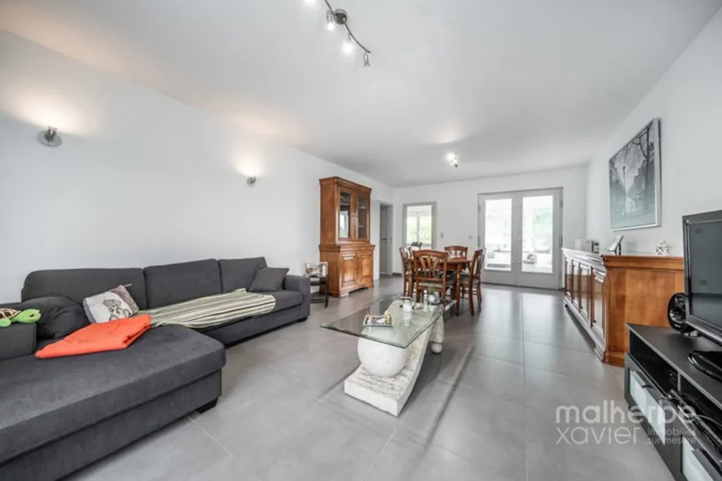 Séjour - Ensemble Immobilier Rénové avec Habitation et Garages à Elsenborn