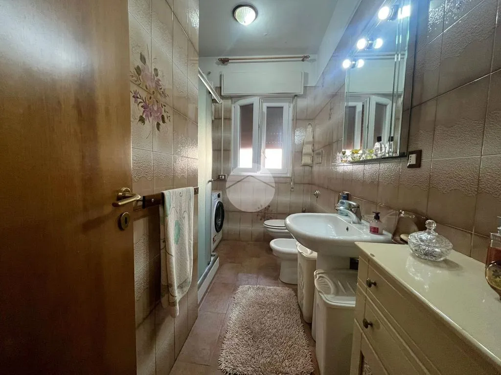Salles de bain - 1970s Apartment with Balcony in Palermo