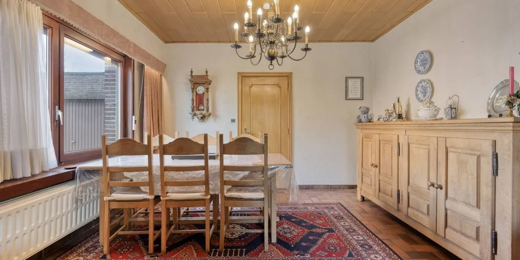 Söögituba - House with Development Potential in Brasschaat