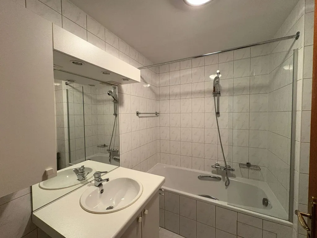 Salles de bain - Appartement Économe en Énergie avec Terrasse à Genk Centre