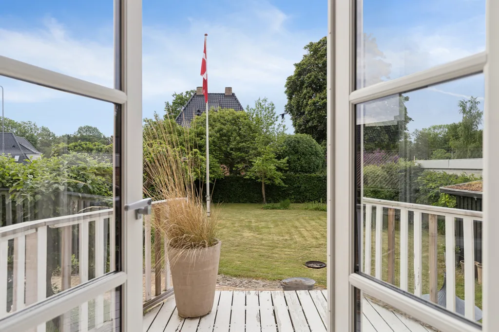Terrasse - Classical Villa with Architect-Designed Garden in Odense
