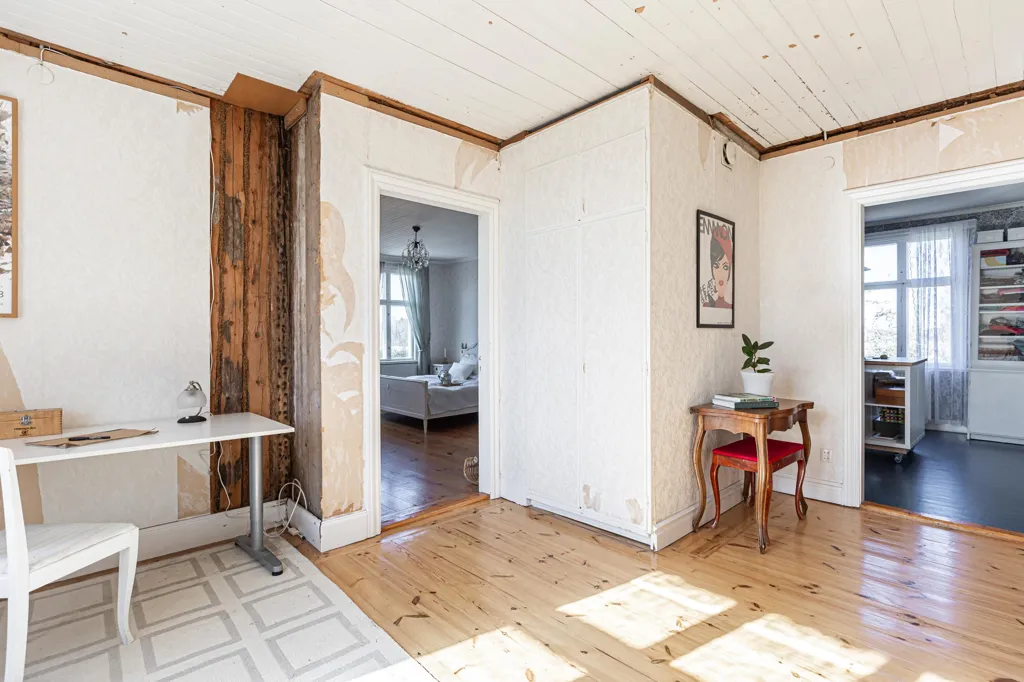 Bureau - Charming Farmhouse with Workshop in Salbohed