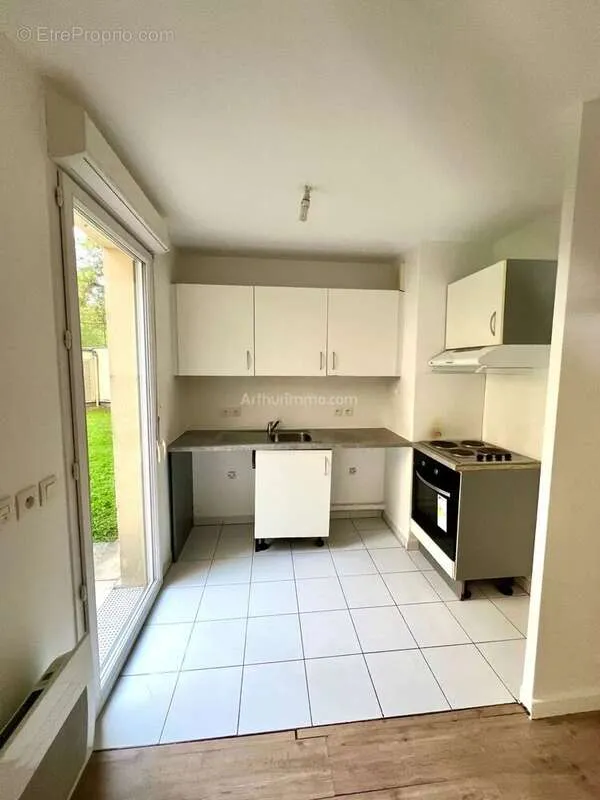3-Bed Apartment with Terrace in Corbeil-Essonnes