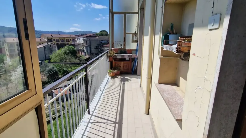 Rõdu - Three-Bedroom Apartment with Balcony in Avellino
