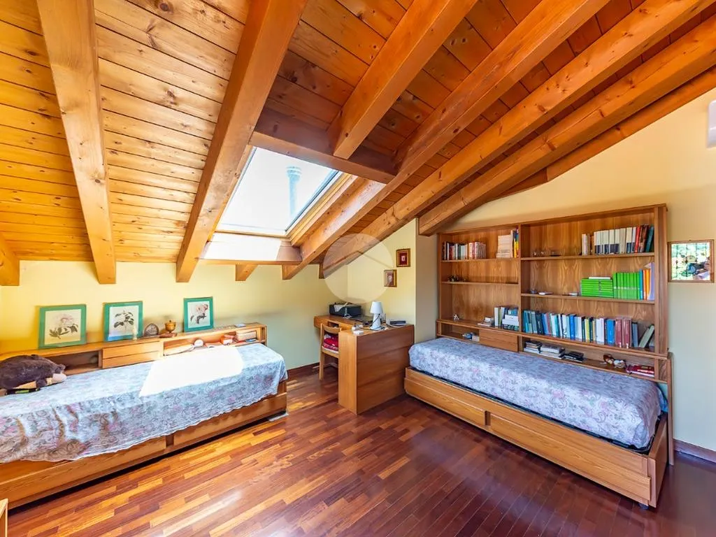Magamistoad - Mansarded Apartment with Balcony in Uboldo