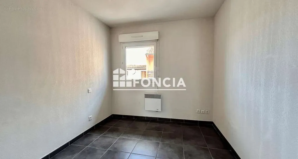 Pièces - Appartement avec Terrasse et Parking Près de la Gare