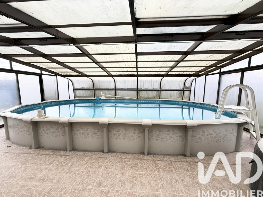 Pool - 1980s House with Pool in Ville-Saint-Jacques