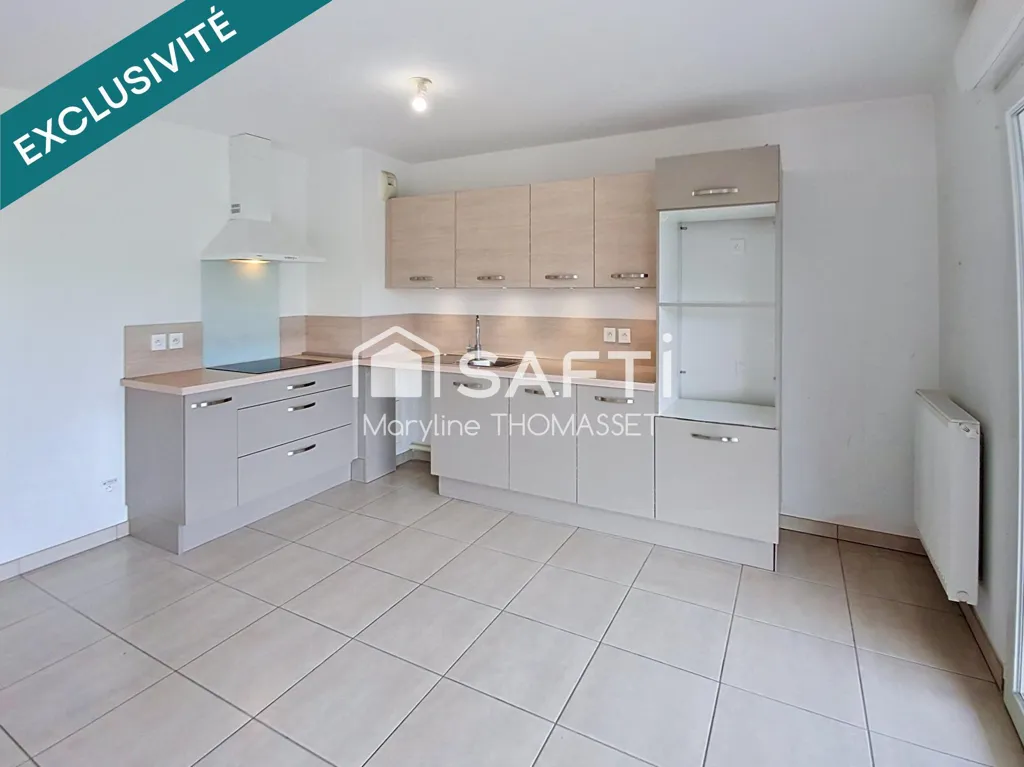 Köök - Apartment with Balcony in Valleiry