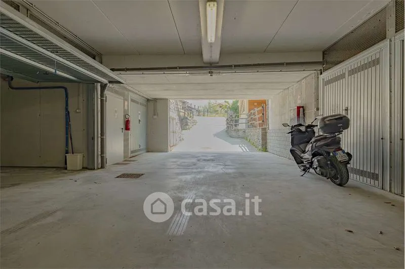 Garage - Apartment with Garden and Valley View in Châtillon