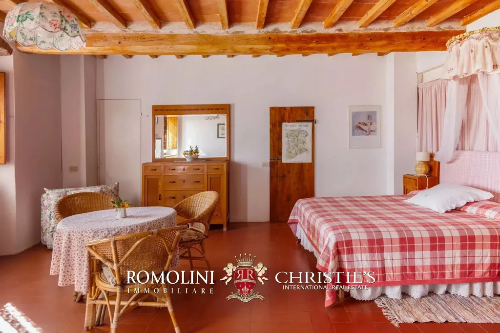 Bedrooms - Villa with Vineyard and Pool near Florence