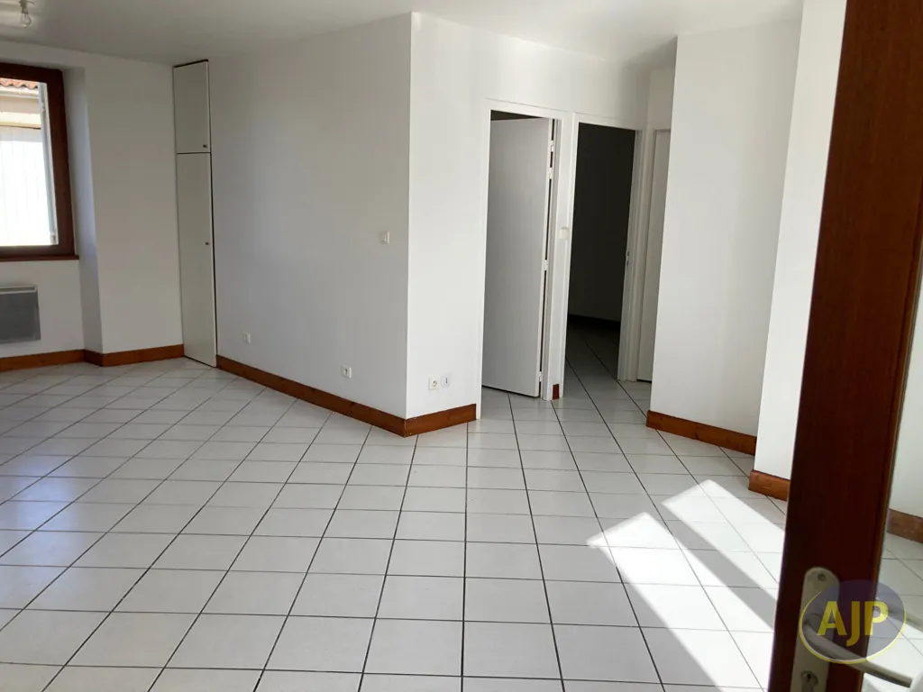Toad - 3-Room Flat with Parking in Lamarque