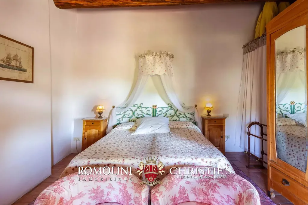 Bedrooms - Villa with Vineyard and Pool near Florence