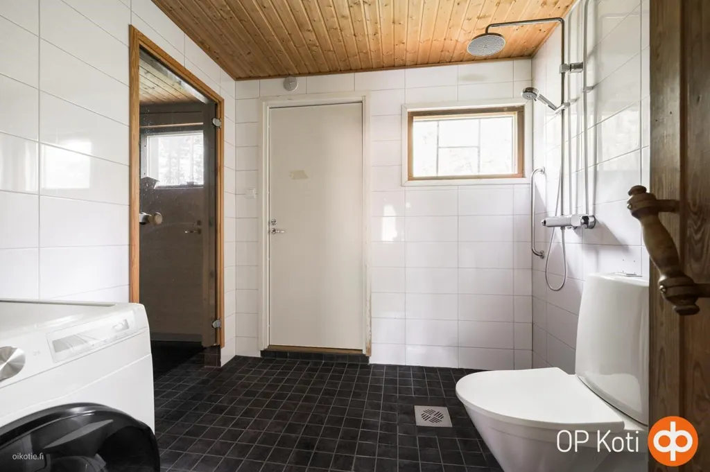 Salles de bain - Rustic House with Large Garage in Quiet Area