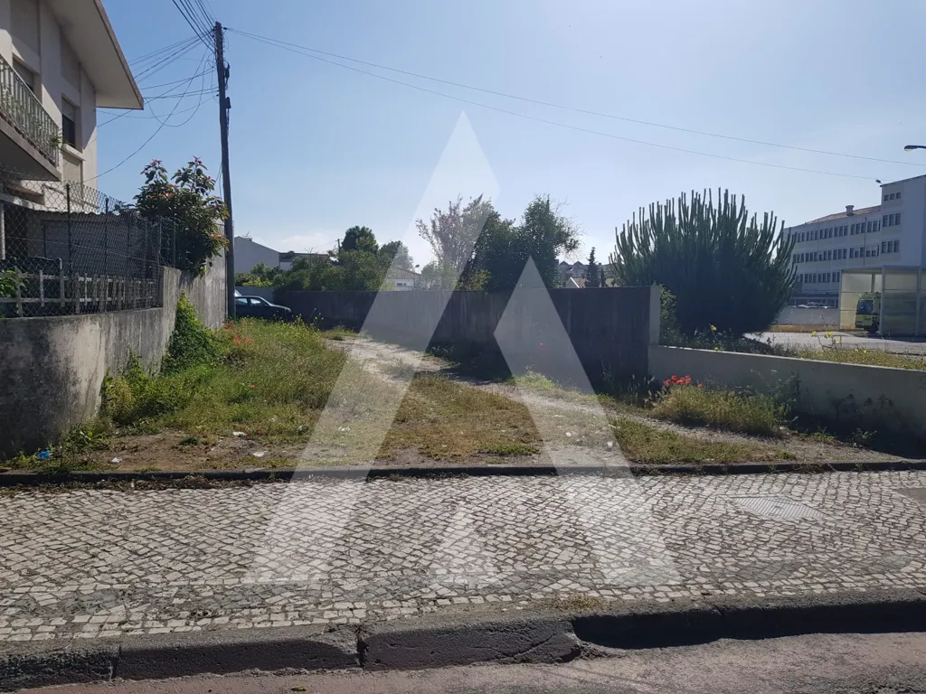 Jardin - Construction Plot with Two Frontages in Ovar City Centre