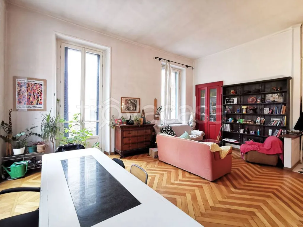 Séjour - Spacious Apartment with Triple Exposure in Turin