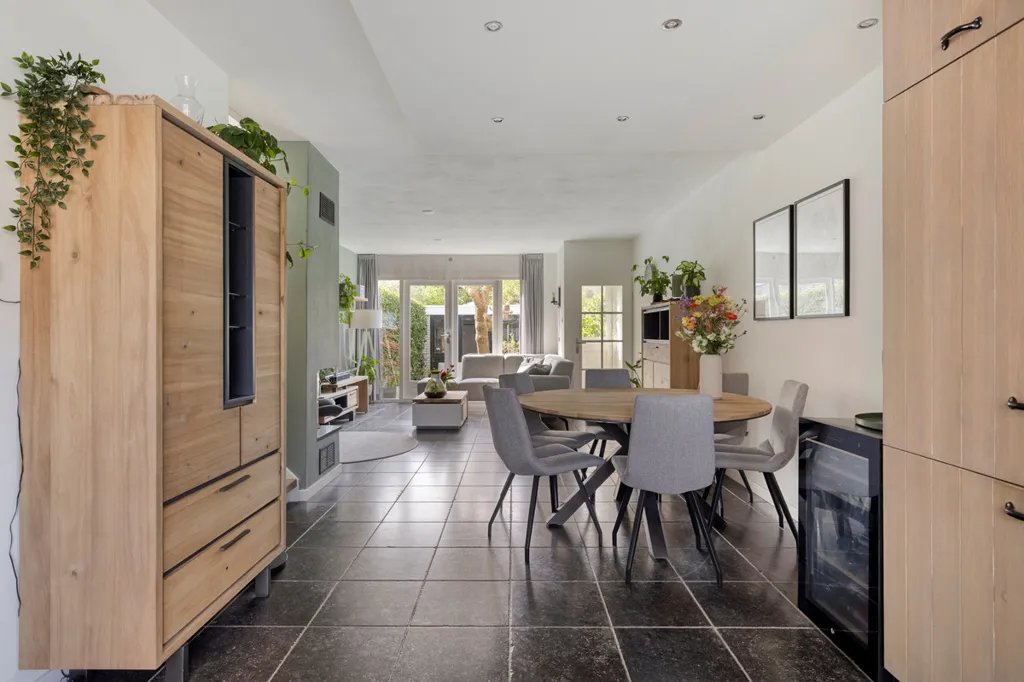 Söögituba - Renovated Townhouse with Garden in Residential Area