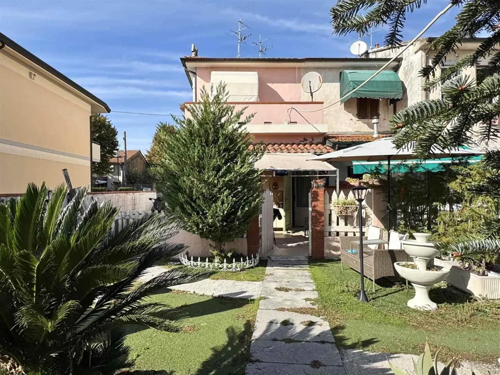 Garden - Terraced Villa with Lake View in Viareggio